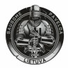 Balti marškinėliai su kariškos simbolikos dizainu